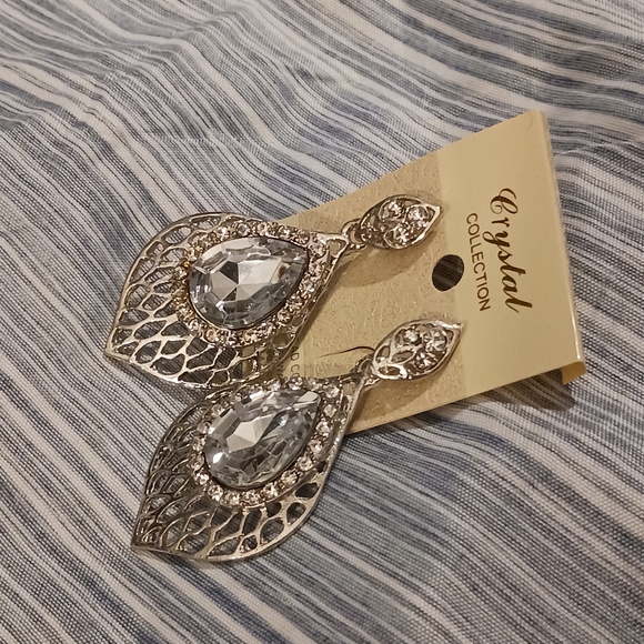 NWT!! Crystal Collection Earrings - Picture 4 of 8